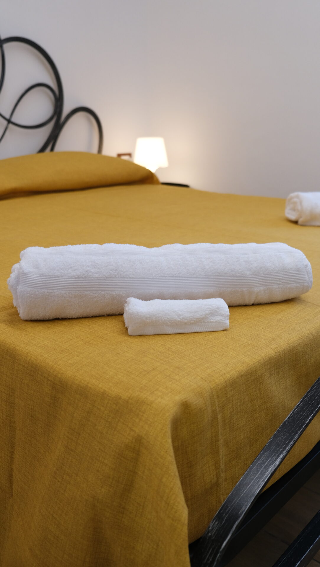 Dettaglio asciugamani preparati sul letto