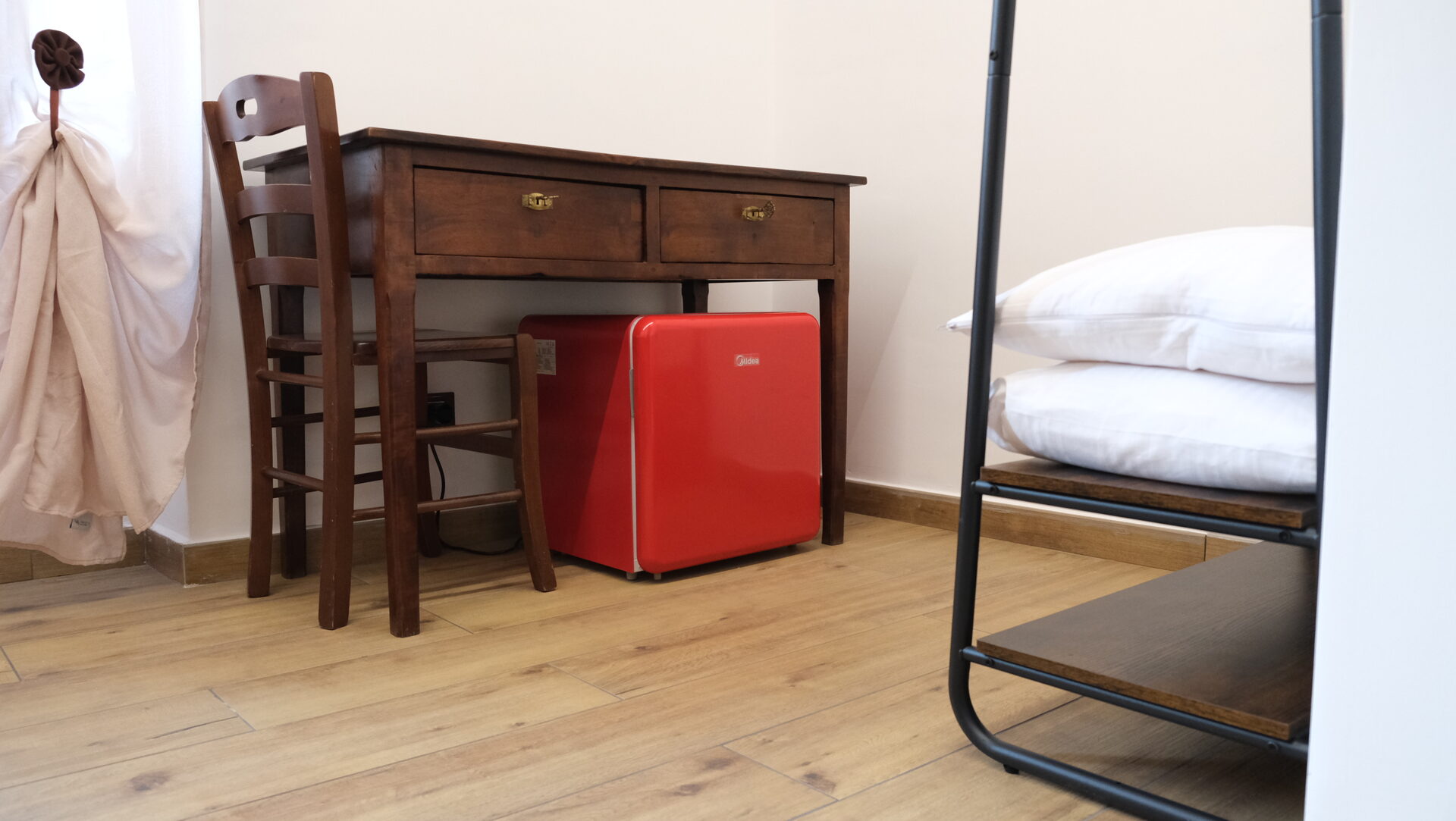 Scrivania con sedia e frigobar